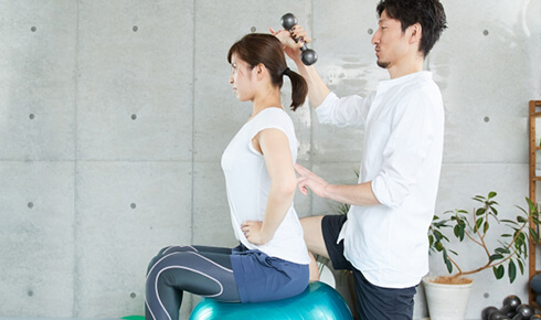 院外で活躍するとは？